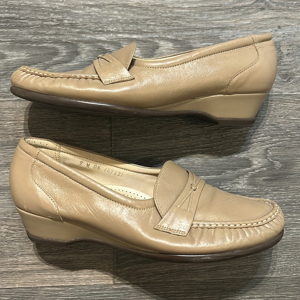 SAS Easier Dress Loafer Tan Mocha Tri Pad Leather Wedge Heel Slip On Shoes 9W - Picture 2 of 11